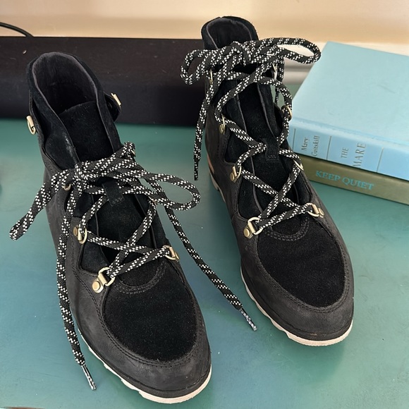 Sorel black leather and suede shoes. Excellent condition. - Picture 9 of 9